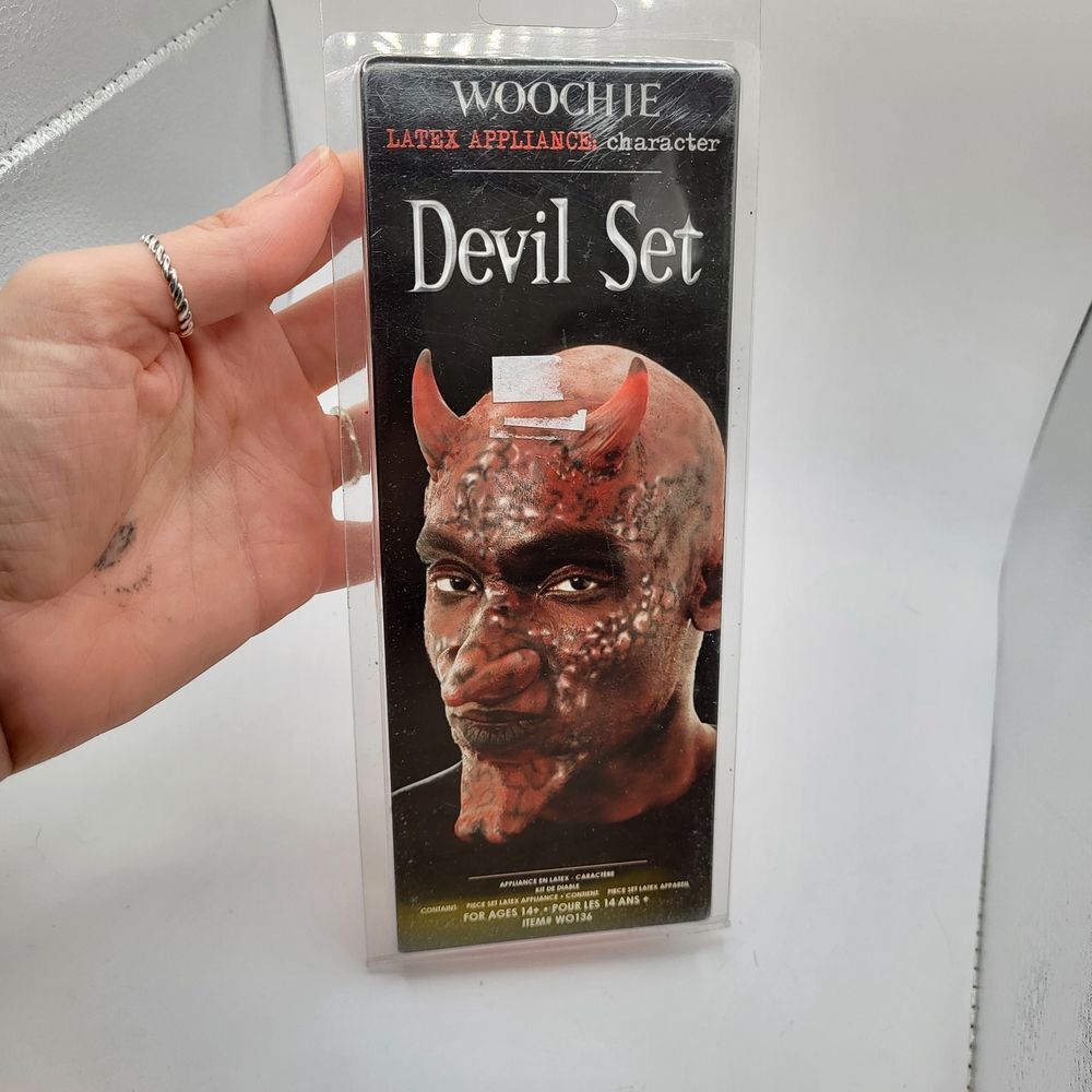 Devil Set - Red - Picture 1 of 2